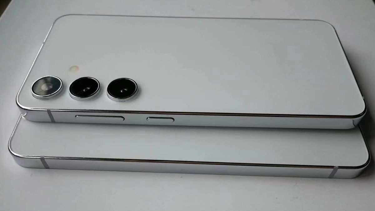 Alleged dummy models of the Galaxy S24 and Galaxy S24 Plus