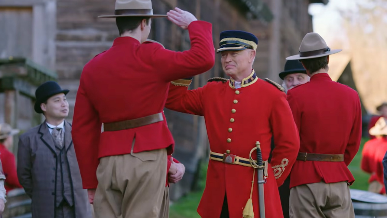 新しいホープバレーで敬礼する 2 頭の騎馬隊: 1874 年のホールマークのスピンオフ。