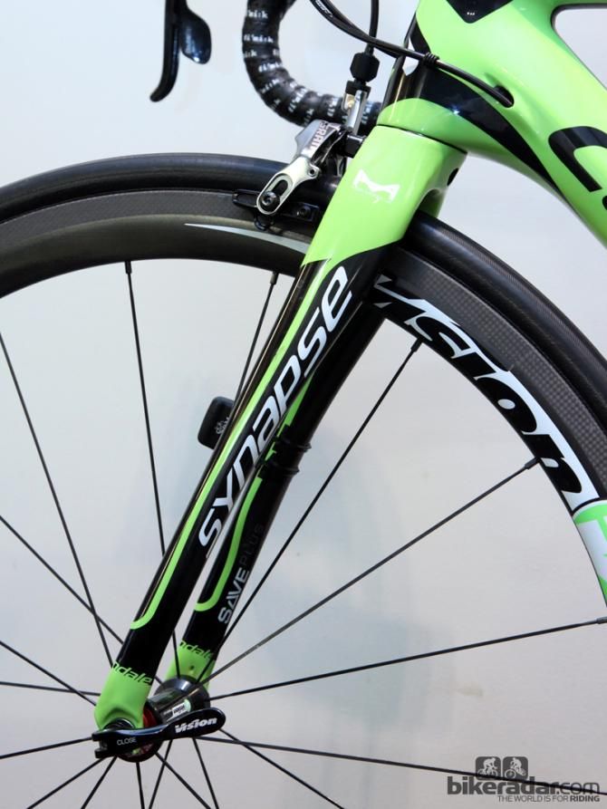 The Cannondale Synapse Hi-Mod fork uses similar shaping to the stays, plus the legs have a more pronounced rake to provide more flex over bumps. Rearward-reaching dropouts maintain proper geometry, though