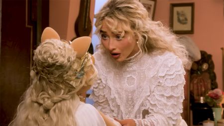 Miss Piggy and Sabrina Carpenter in The Muppet Show 2026 special trailer