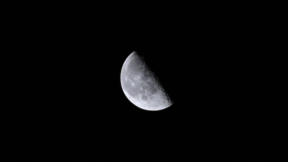 Don't miss the half-lit moon take to the winter sky Feb. 9 | Space