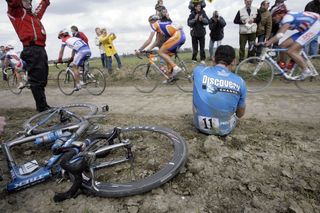 George Hincapie breaks his bike on Paris-Roubaix (Watson)