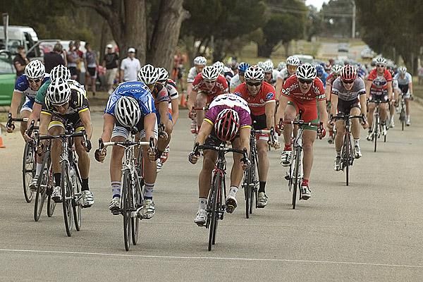 Alex Carver (centre) of the New South Wales Institute of Sport holds out Jonathan Cantwell (right) of Fly V Australia and Richard Lang (Budget Forklifts) to take stage eight.