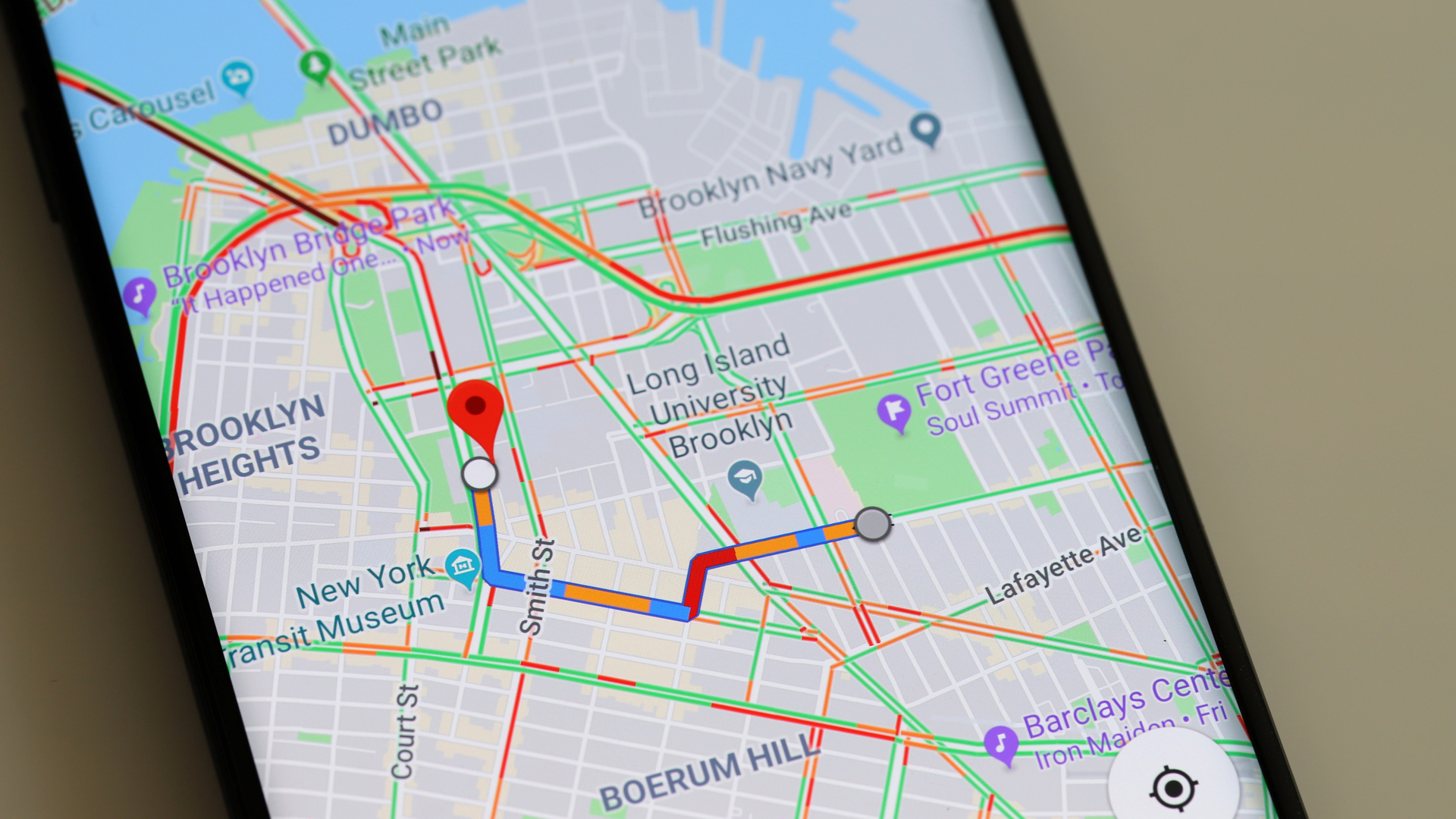 Telefono Android con Google Maps che ti mostra come disattivare il rilevamento della posizione su Android