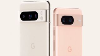 Google Pixel 8 Pro y Pixel 8 vistos por detrás en color porcelana y rosa