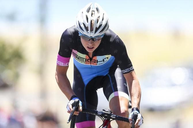 Peta Mullens attacks at the Bay Crits