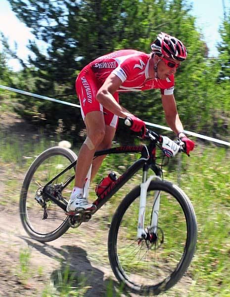 Todd Wells (Specialized) descends in second place.