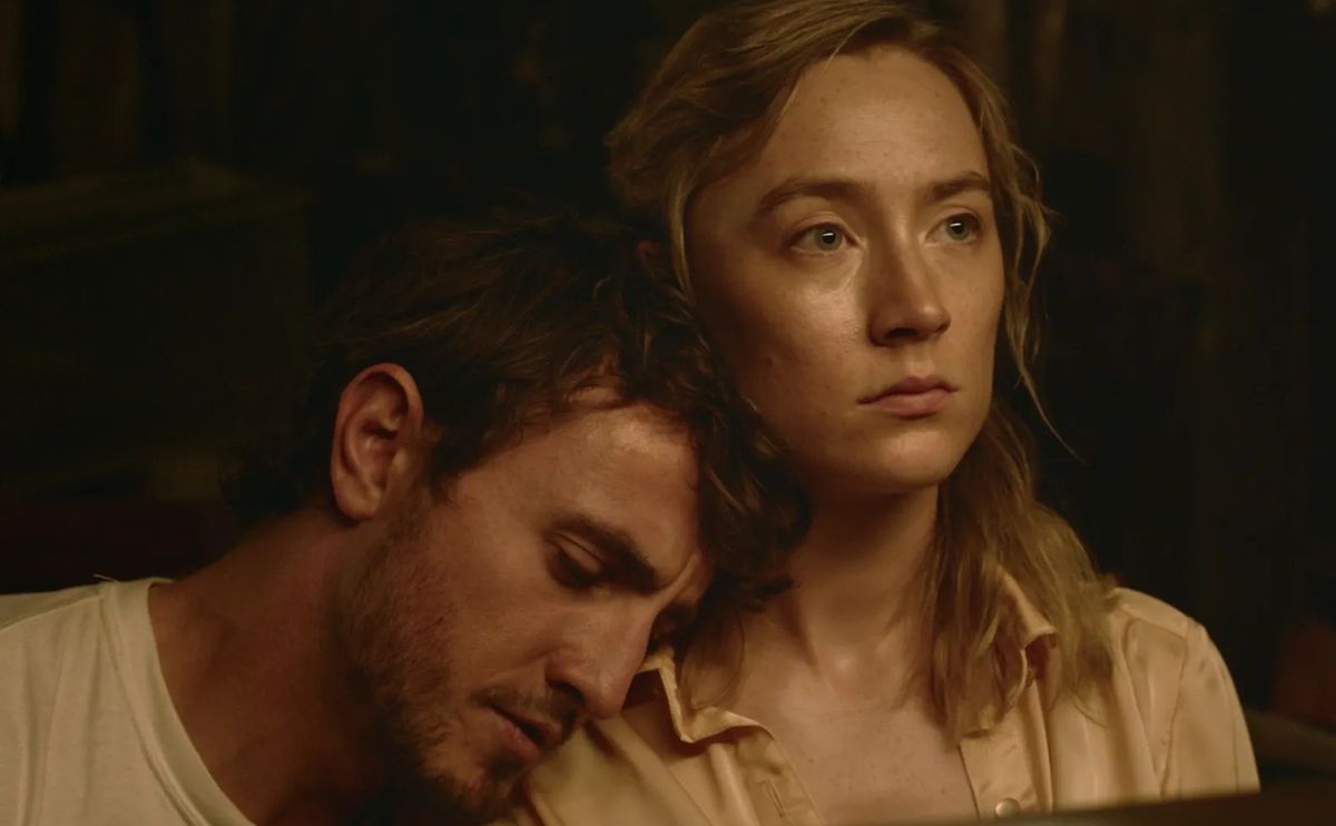 Foe ending explained. Pictured: Paul Mescal and Saoirse Ronan in Foe