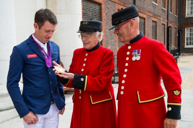 Scott Brash with Chelsea Pensioners at the Royal Hospital Chelsea. Photos by Kirsten Holst. (contact: www.kirstenholst.com)