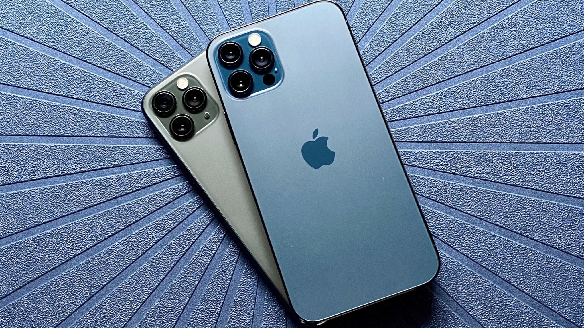 Pacific Blue iPhone 12 Pro ditumpuk di atas Midnight Green iPhone 11 Pro di atas tatakan biru laut
