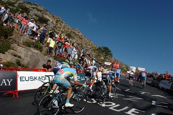 The peloton faced the fearsomely steep Mirador de &Eacute;zaro ascent at the conclusion of stage 12.