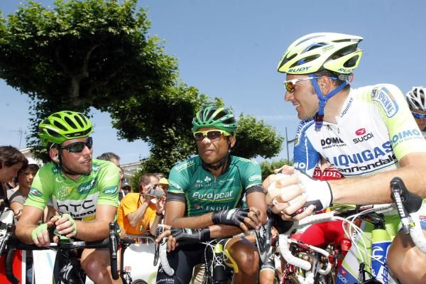 Cavendish speaks to Basso at the start