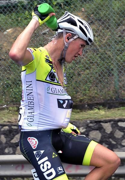 Dmytro Grabovskyy (ISD - Neri) seeks relief from the heat.