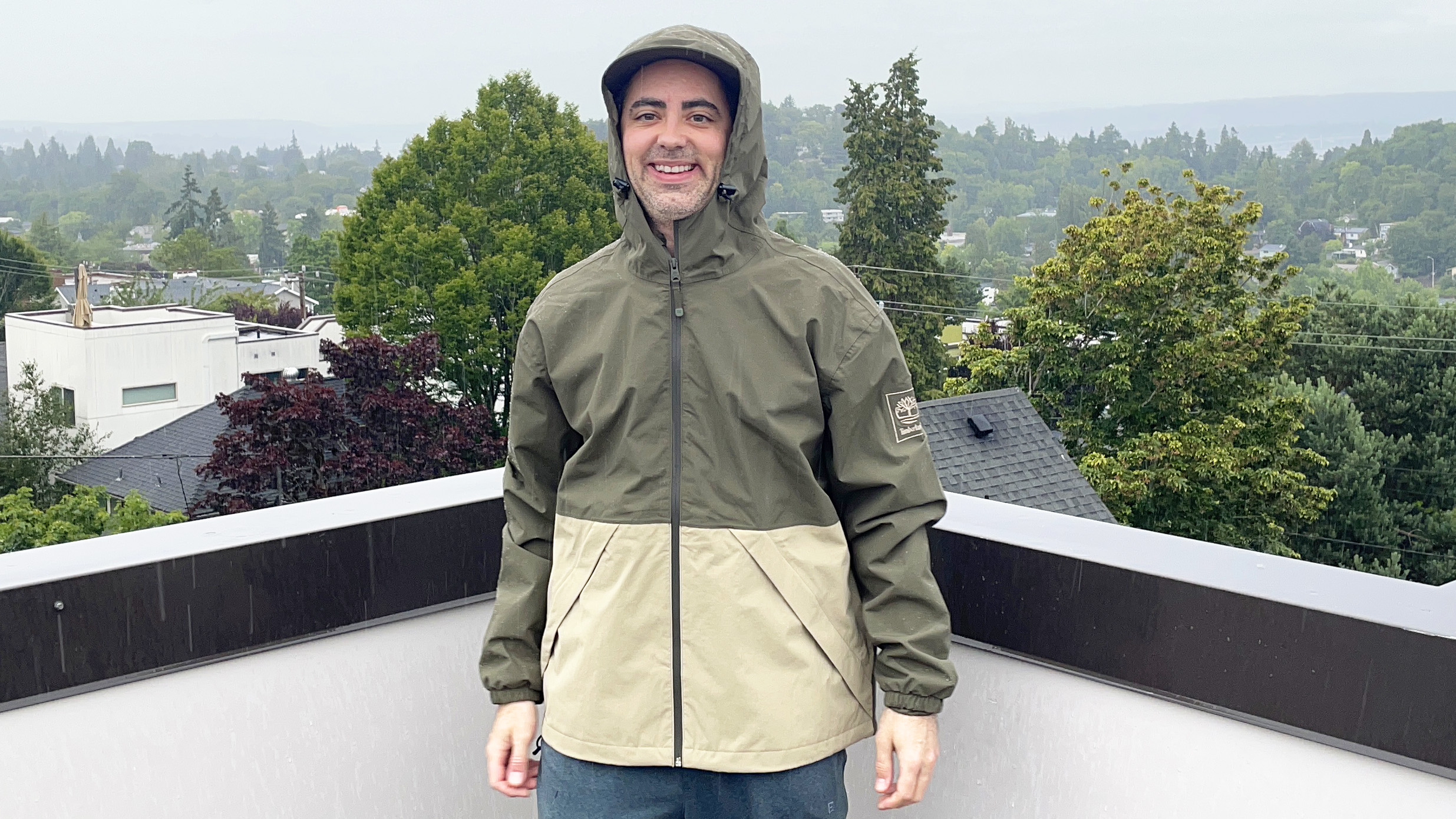 Penulis Dan Bracaglia Mengenakan Timberland Winnick Waterproof Shell selama hari hujan di Pacific Northwest AS