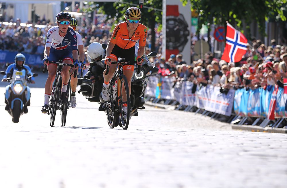 Amy Pieters in a mid-race move