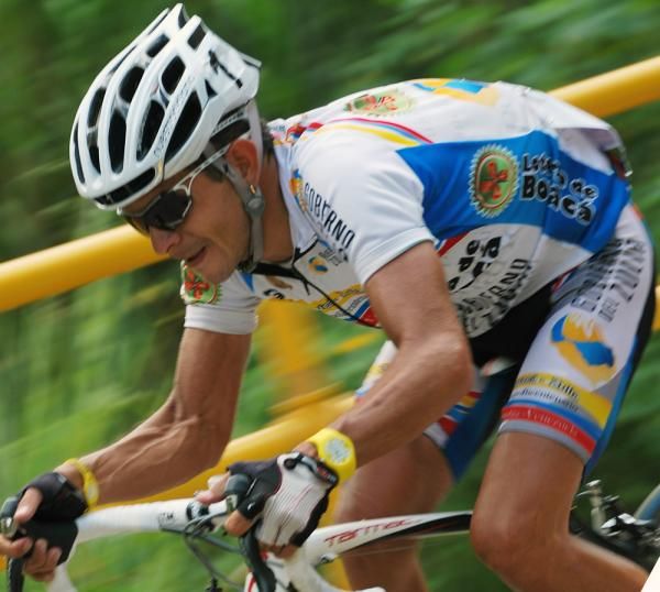 Jose Rujano (Loteria de Boyaca) hustles on his way down a descent.