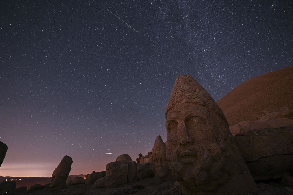 La lluvia de meteoritos de las Perseidas fue detectada en las ruinas del monte Nemrut en Adiyaman, Turquía.