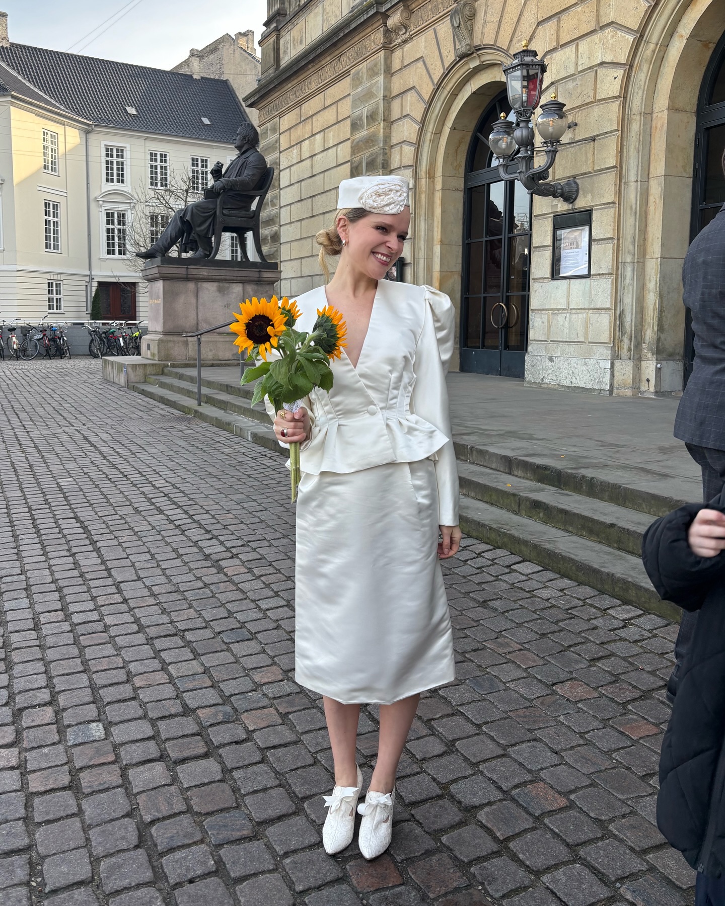An image of @mariejedig wearing a pill-box hat, one of the biggest bridal accessories trends of 2026.