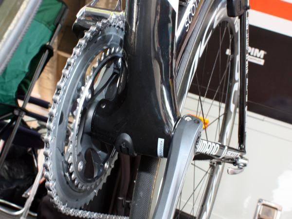 Unlike on the current Addict SL, Scott takes full advantage of the press-fit bottom bracket bearing cups with the more dramatically flared down tube and more widely spaced chain stays.