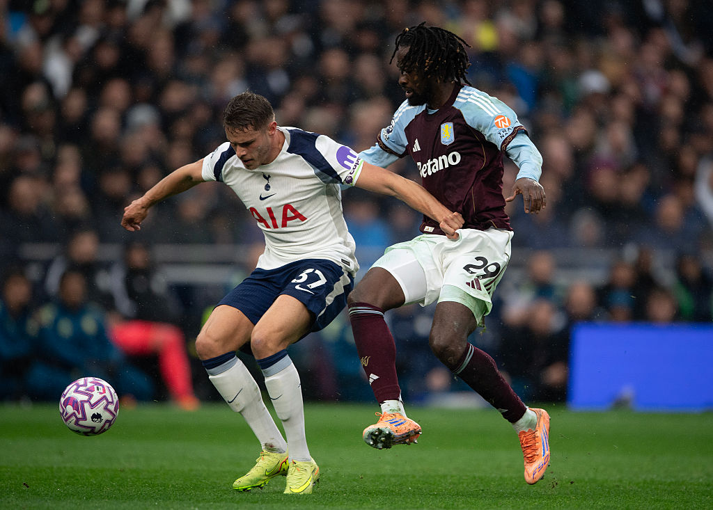Micky van de Ven and Evann Guessand battle for the ball