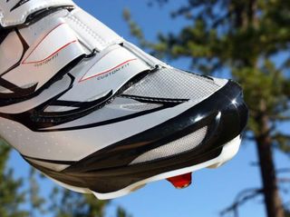 A semi-rigid cap protects the rider's toes on the new SH-M315 shoe while new vents pull in more cooling air.