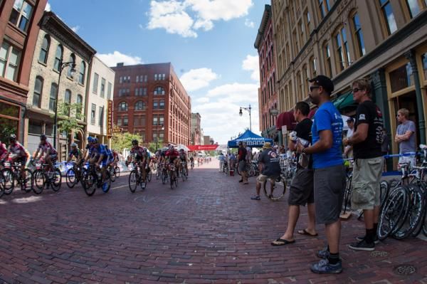 Mechanics at the ready in the men's race.