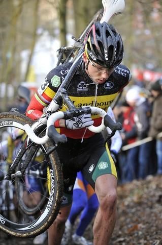 Sven Nys (Landbouwkrediet-Colnago) shoulders his bike.