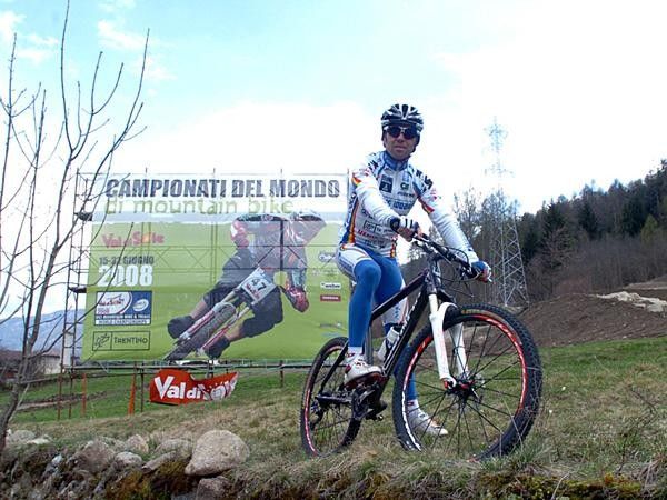 Gilbreto Simoni near the start/finish area.