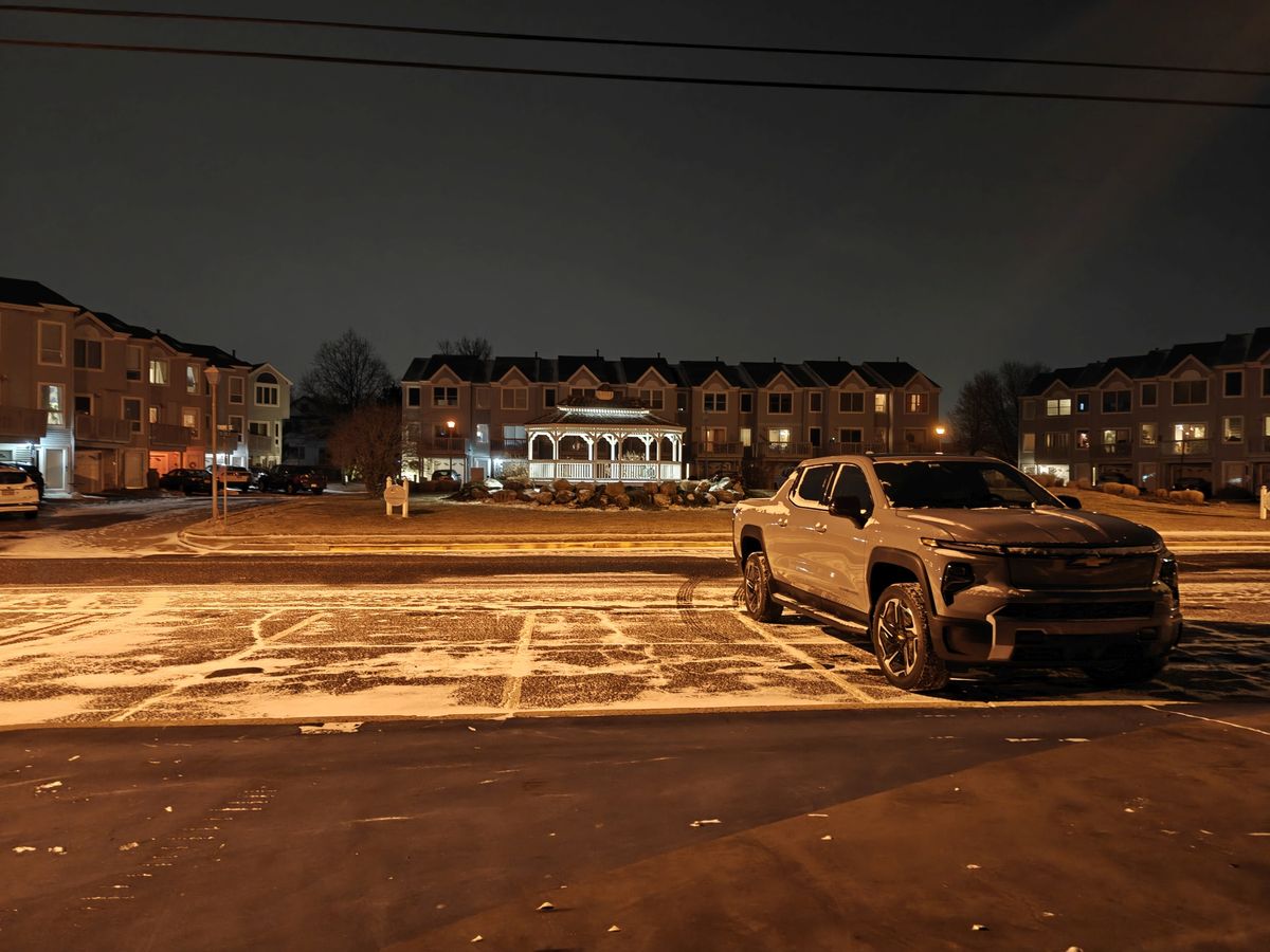 OnePlus 13 low light sample.