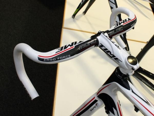 Time's Ergo Force carbon road bar features an ergonomic section up top for a more natural grip.