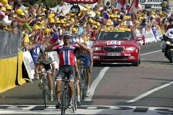 A triumphant Thor Hushovd (Cervelo Test Team) bests Geraint Thomas (Sky) and world champion Cadel Evans (BMC) for the stage win.