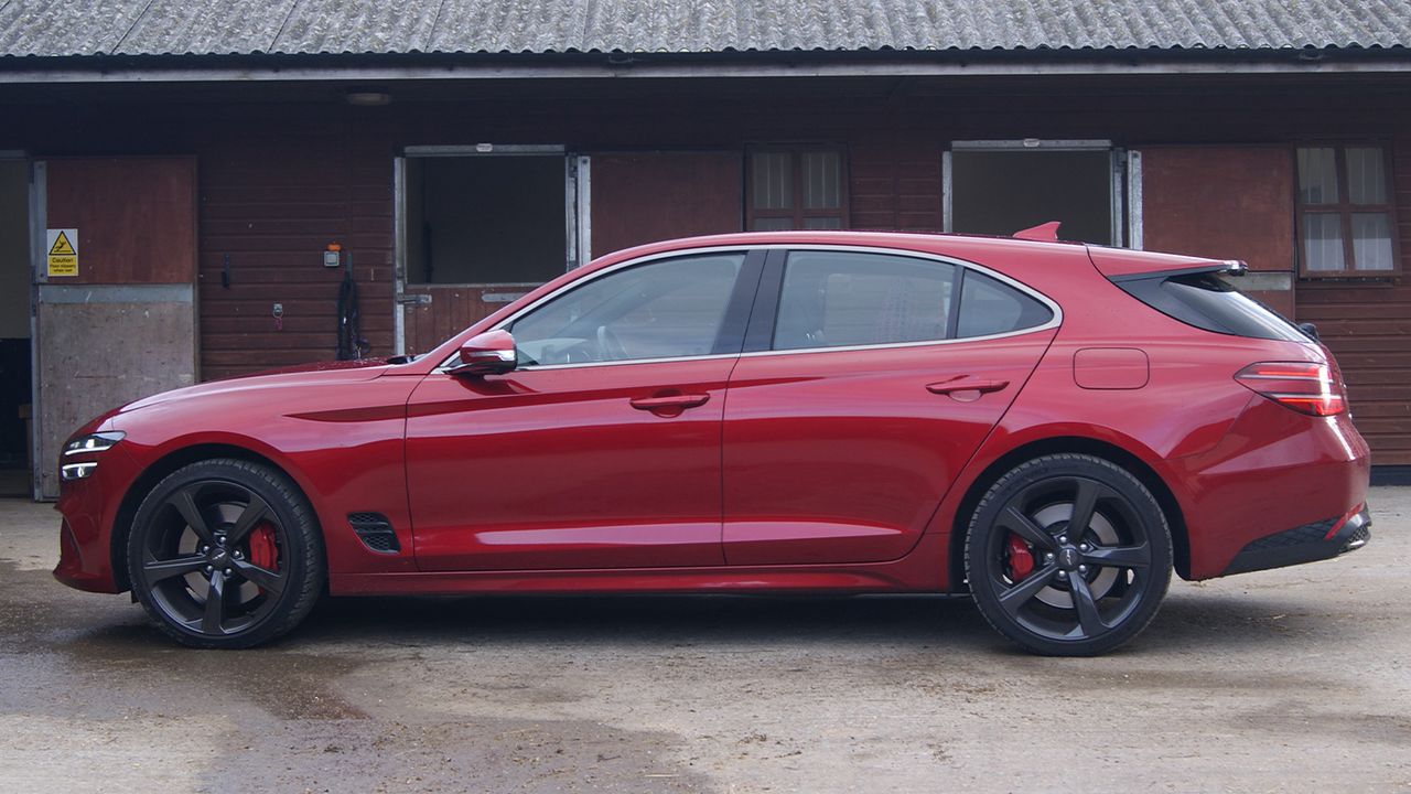 Genesis G70 Shooting Brake from side