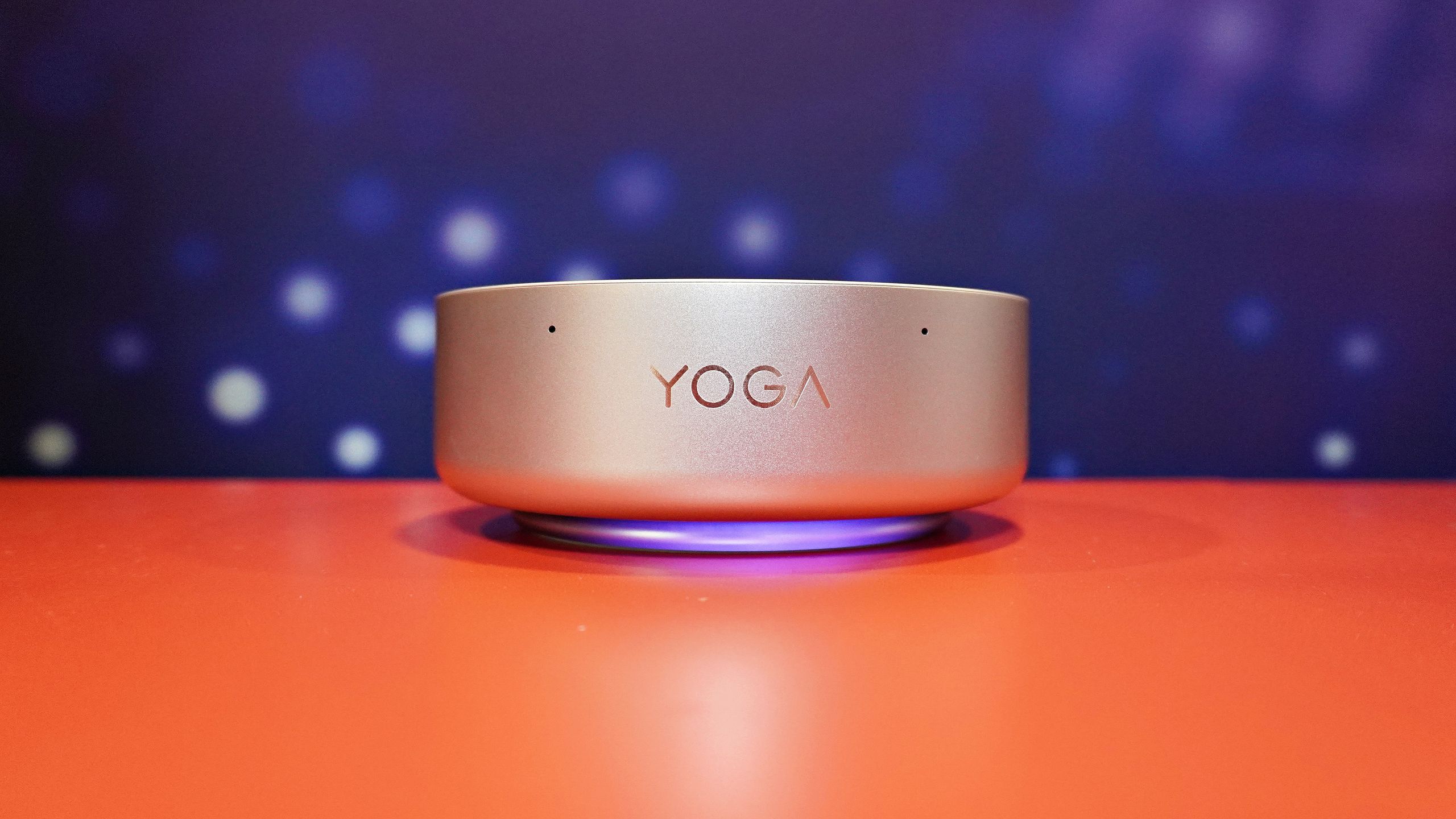 من به تازگی به سراغ مینی رایانه شخصی لنوو رفته ام و Yoga Mini i ممکن است همراهی عالی برای میز شما باشد.