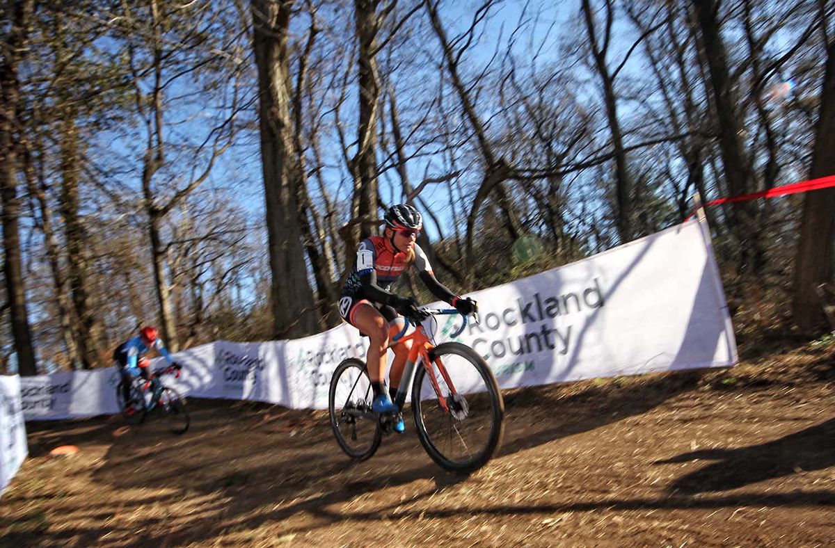 Rebecca Fahringer (Kona Maxxis/Shimano) attacks early in the race.