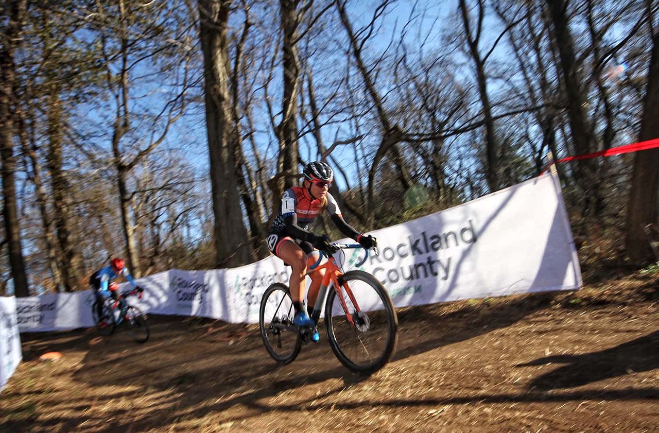 Rebecca Fahringer (Kona Maxxis/Shimano) attacks early in the race.
