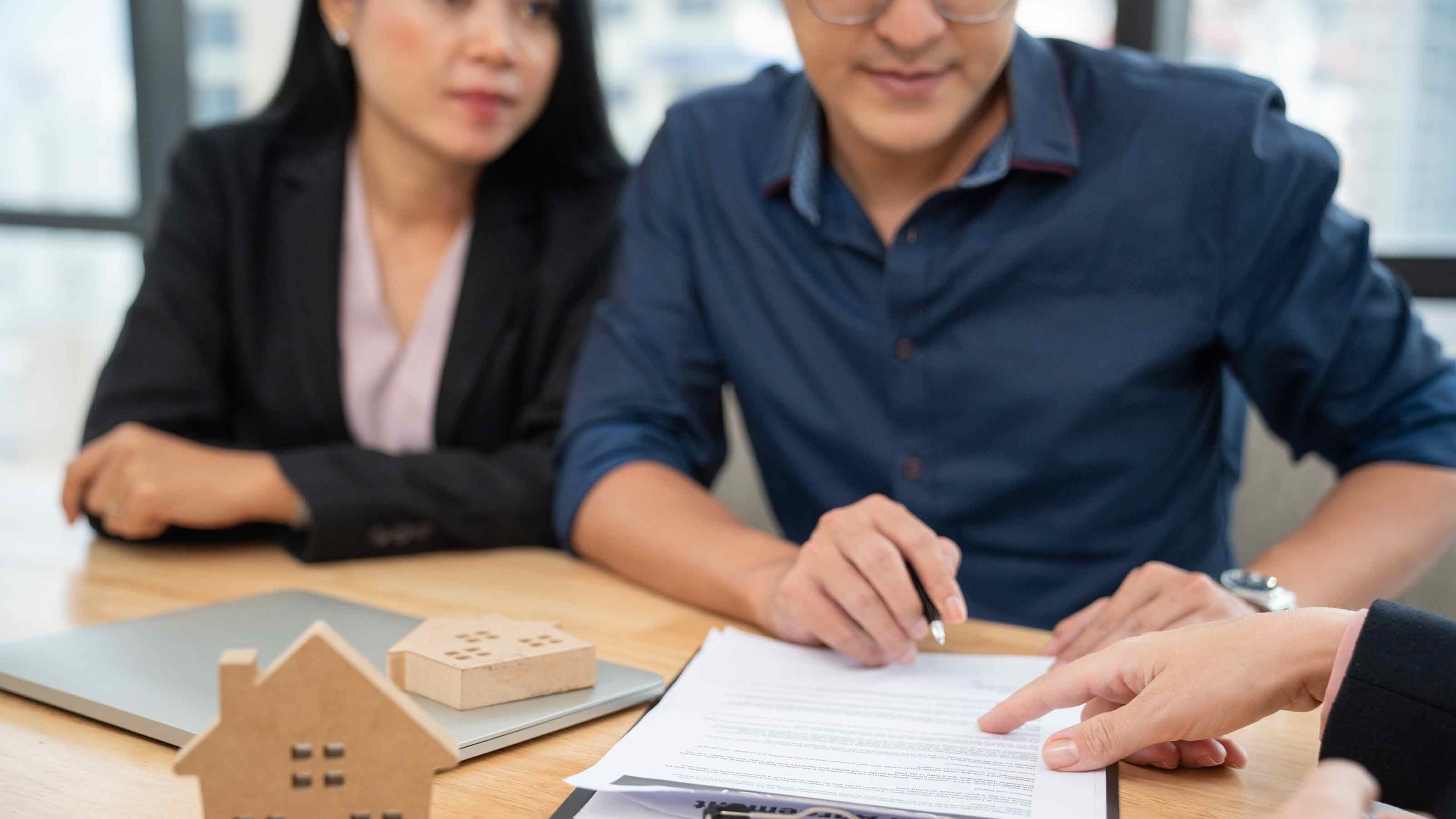 Couple signing mortgage documents