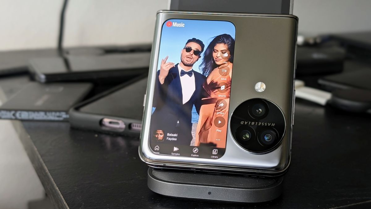 YouTube Shorts on the OPPO Find N3 Flip cover screen