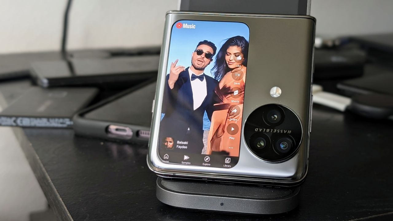 YouTube Shorts on the OPPO Find N3 Flip cover screen
