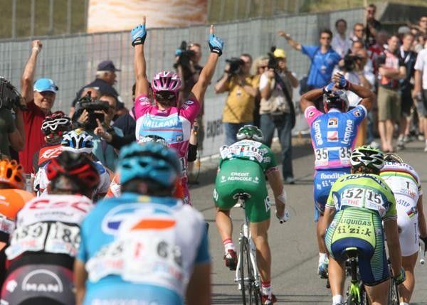 Alessandro Petacchi (Milram) wins.