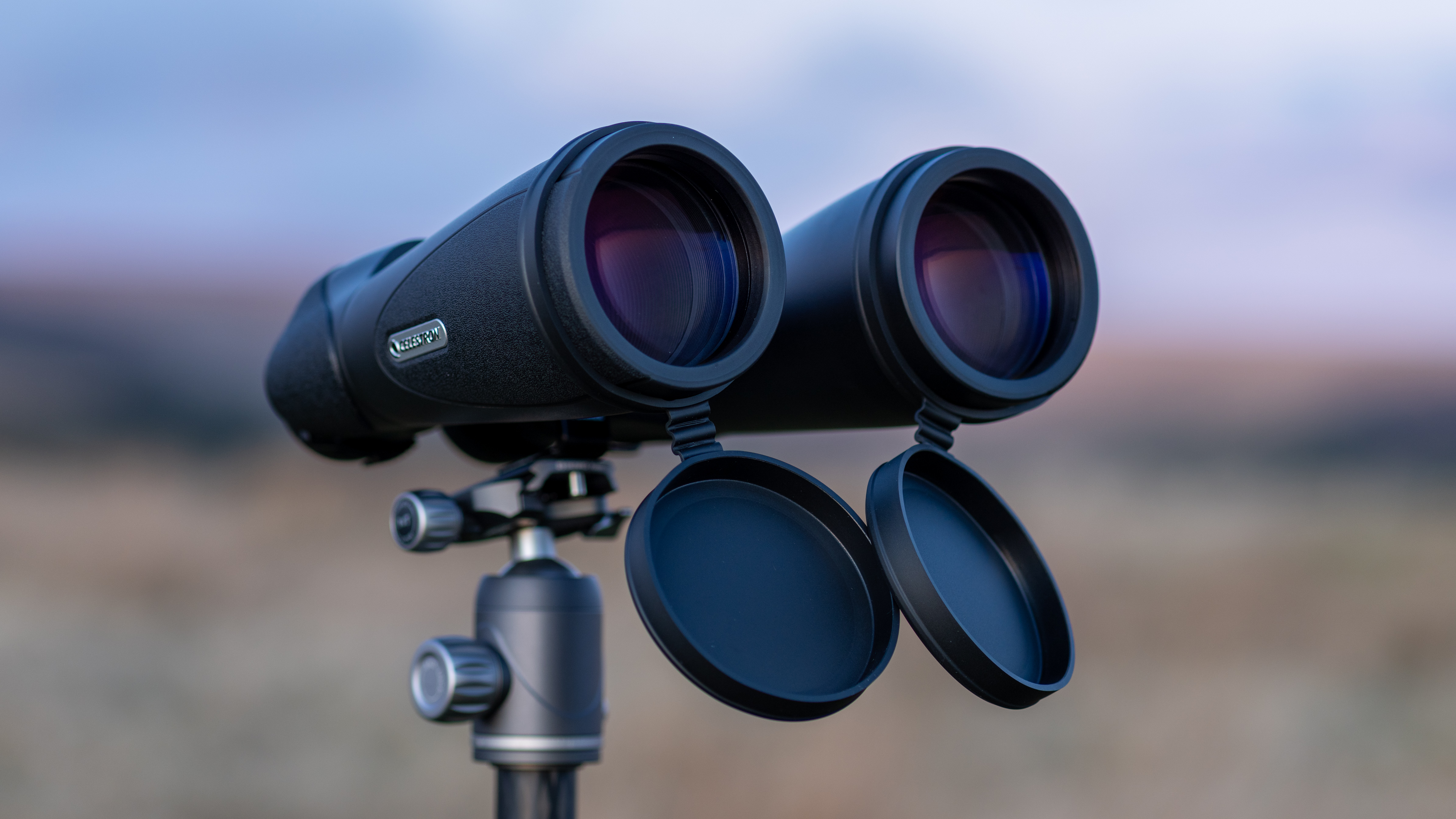 Binoculars Celestron Skymaster Pro Ed 15x70 pada tripod saat matahari terbenam
