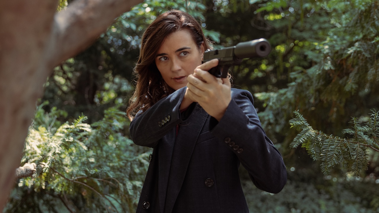 Cote de Pablo&#039;s Ziva David holding silenced pistol in NCIS: Tony &amp;amp; Ziva