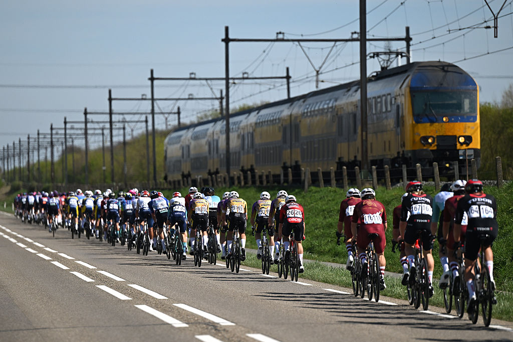 2026 Scheldeprijs: the peloton in full flight