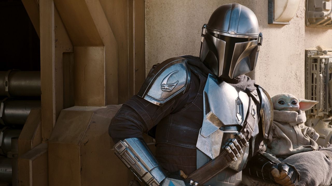 The Mandalorian and Groku backed up against a wall