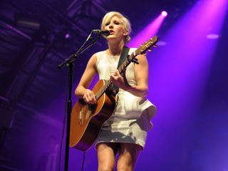 Ellie-Goulding-Singing