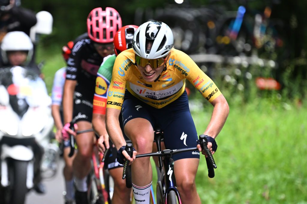 Demi Vollering asked for help to chase the attacks at the Tour de Suisse Women
