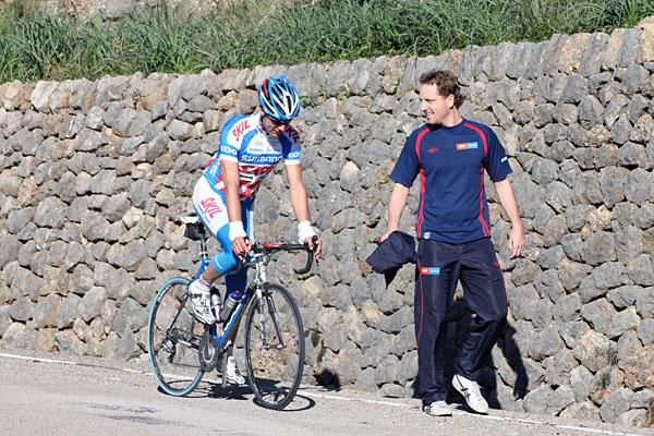 Team trainer Merijn Zeeman gives instructions to Floris Goesinnen.