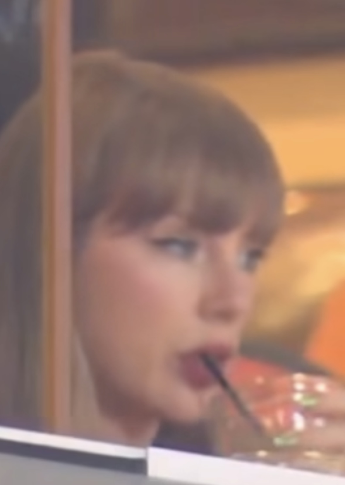 taylor swift wearing a green chrome manicure