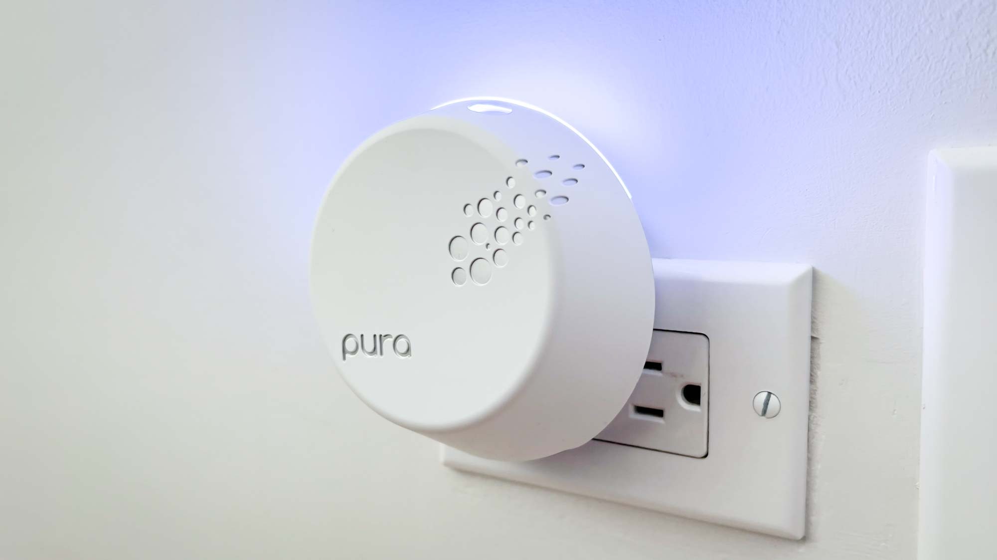 Pura Diffuser Review: This Smart Fragrance Plugin Is a Must-Have