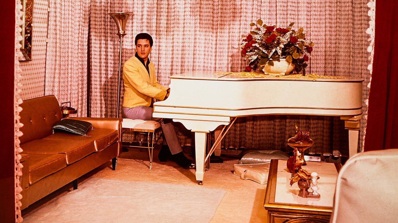 Elvis Presley with the Knabe baby grand piano