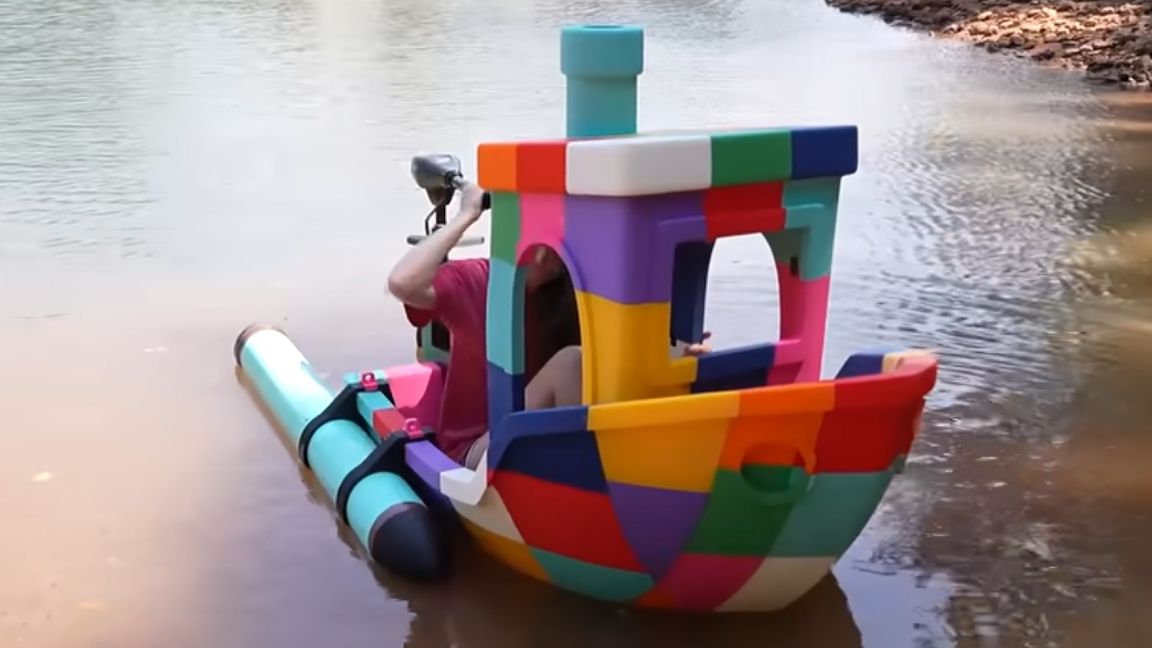 Maker 3D prints giant 'Benchy' sailboat and takes it out on the water